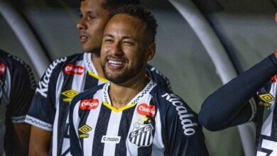 Neymar retorna ao Santos e marca gol em pênalti decisivo