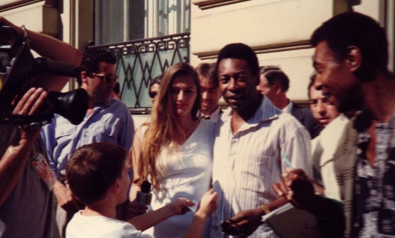 Ilze Scamparini prega peça em Pelé na Copa 90 clássico
