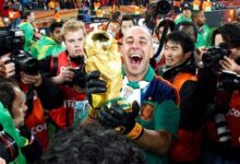 Campeão do mundo com a Espanha se aposenta para ser técnico