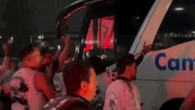 Vasco sofre protesto da torcida no desembarque no RJ