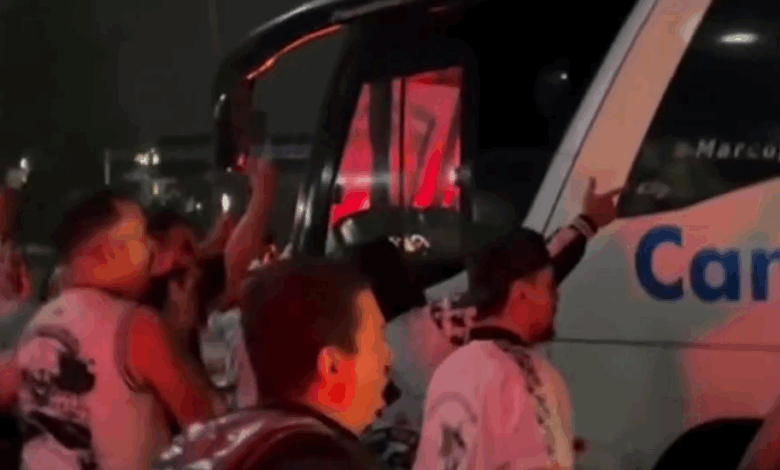 Vasco sofre protesto da torcida no desembarque no RJ