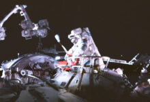 Astronautas chineses instalam escudos em satélite Tiangong