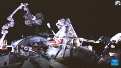 Astronautas chineses instalam escudos em satélite Tiangong