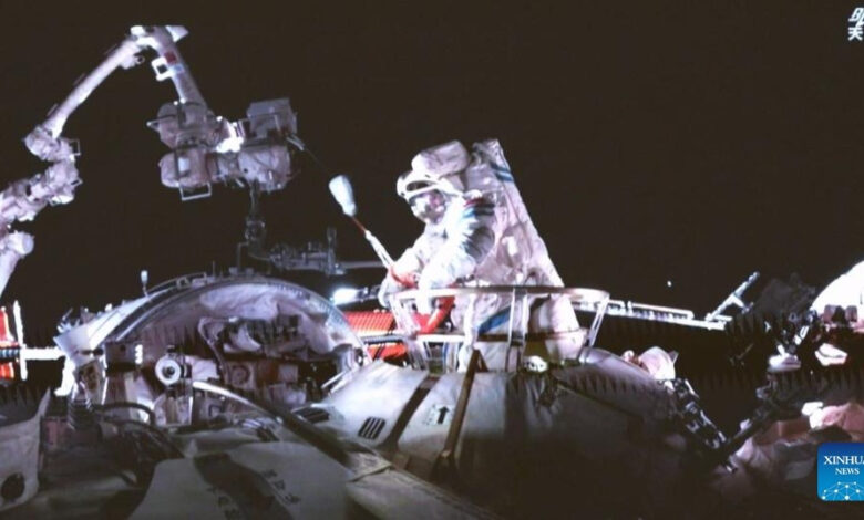 Astronautas chineses instalam escudos em satélite Tiangong