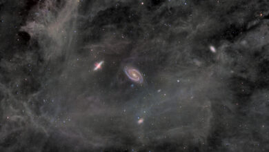 Astrônomo amador capta galáxias em nebulosa no espaço