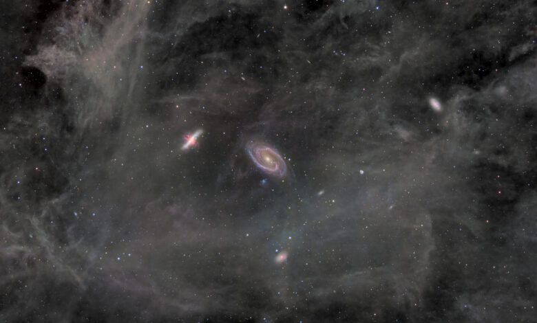 Astrônomo amador capta galáxias em nebulosa no espaço