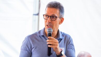 PT processa Zema por danos morais em disputa política sobre INSS