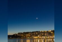 Astrophotographer registra Lua e Júpiter em órbita acima de lago europeu histórico