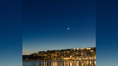 Astrophotographer registra Lua e Júpiter em órbita acima de lago europeu histórico