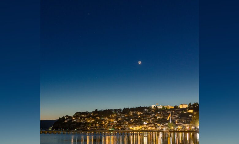 Astrophotographer registra Lua e Júpiter em órbita acima de lago europeu histórico