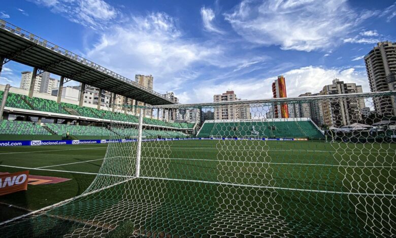 Goiás busca vitória contra Coritiba na Série B