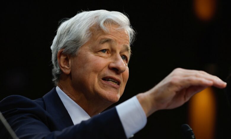 CEO do JPMorgan alerta sobre estagnação e inflação alta