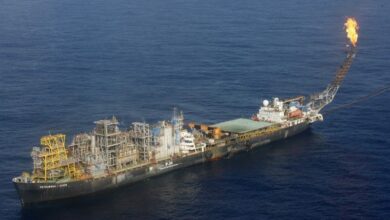 Opep+ acelera produção e petróleo cai mais de US$ 1 por barril no mercado