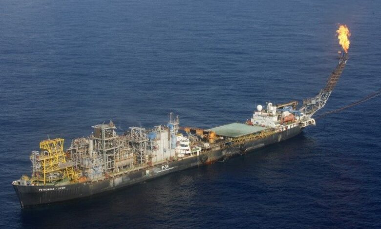 Opep+ acelera produção e petróleo cai mais de US$ 1 por barril no mercado