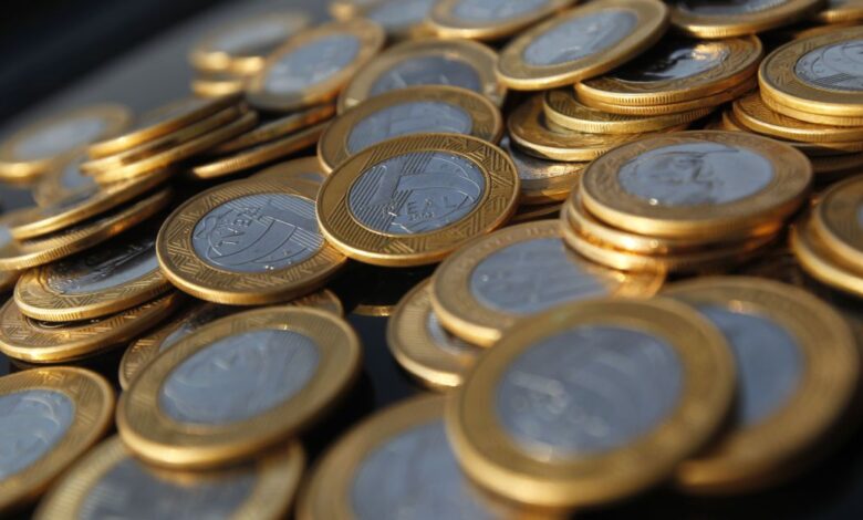 Poupadores retiram R$ 6,4 bi da poupança em abril após inflação alta
