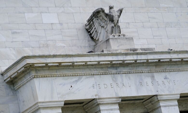 Fed mantém juros entre 4,25% e 4,5% sem mudança na inflação