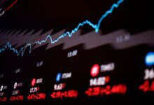 Ibovespa avança 2% com acordo e dólar impacta mercado