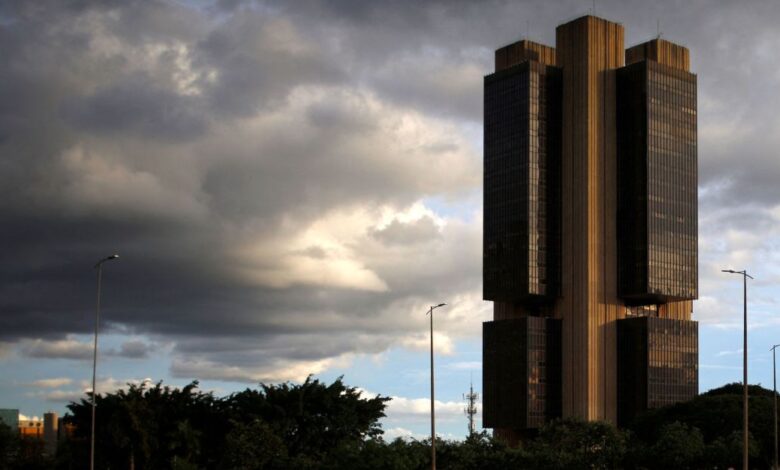 Banco Central eleva Selic a 14,75%, impacto nos juros
