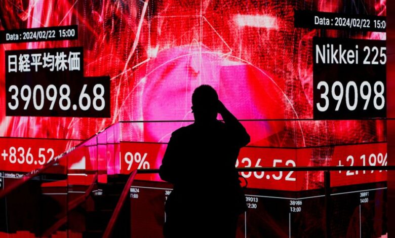 Mercados fecham em baixa após rebaixamento da Moody's