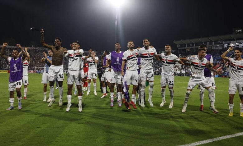 São Paulo avança e mira vitória com reforços novos