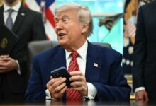 Trump tenta abafar iPhone durante coletiva de imprensa