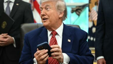 Trump tenta abafar iPhone durante coletiva de imprensa