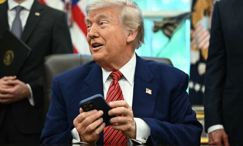 Trump tenta abafar iPhone durante coletiva de imprensa