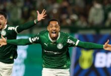 Vitor Roque brilha e garante vitória em clássico emocionante