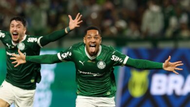 Vitor Roque brilha e garante vitória em clássico emocionante