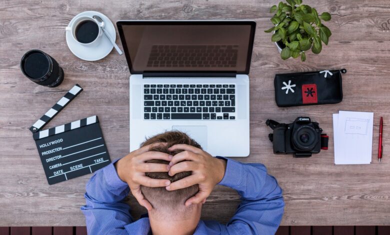 IA revela influência de gênero e nacionalidade em suspeita no freelance writing