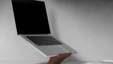 Suporte escultural para MacBook une design e ergonomia