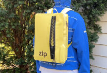 Zip File Backpack traz humor digital ao design de bolsas