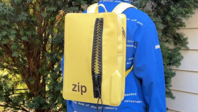 Zip File Backpack traz humor digital ao design de bolsas