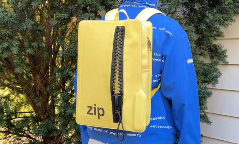 Zip File Backpack traz humor digital ao design de bolsas