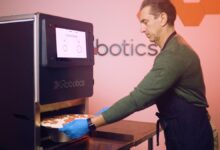XRobotics cozinha 25.000 pizzas por mês com robôs de bancada