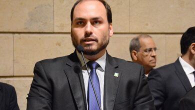 PF investiga Bolsonaro e Carlos por organização criminosa na Abin