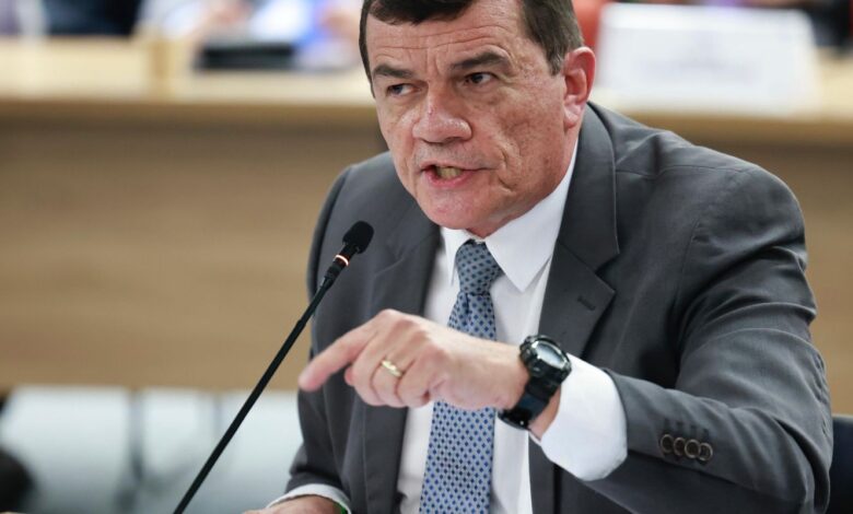 Ex-ministro alerta sobre golpe em ação do STF