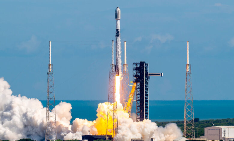 SpaceX lança 27 satélites do projeto Starlink em órbita