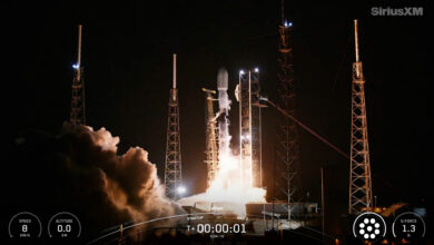SpaceX lança satélite Sirius XM e foguete aterra no mar