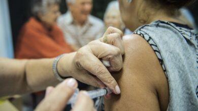 SUS intensifica vacinação contra gripe em idosos vulneráveis