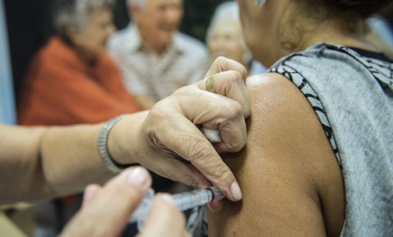 SUS intensifica vacinação contra gripe em idosos vulneráveis