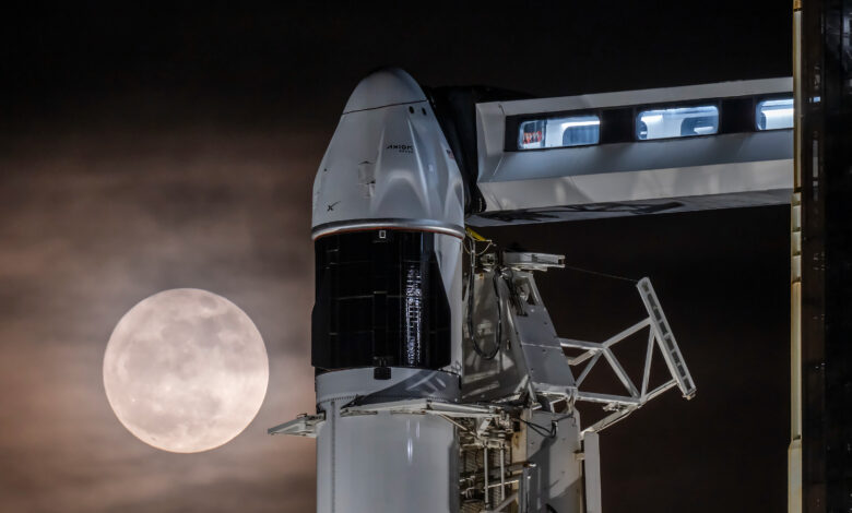 SpaceX captura foto da Lua cheia durante missão em órbita