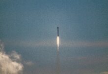 SpaceX lança 23 satélites Starlink e pousa foguete no mar