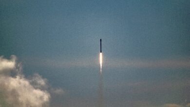 SpaceX lança 23 satélites Starlink e pousa foguete no mar