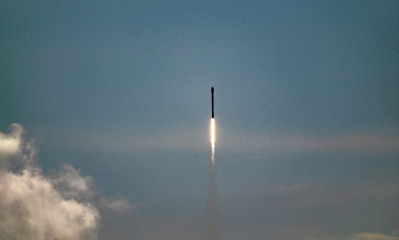 SpaceX lança 23 satélites Starlink e pousa foguete no mar