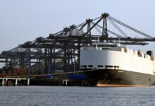 Navio cargueiro com EVs em chamas naufraga no Alasca