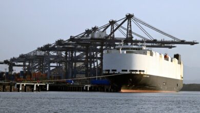 Navio cargueiro com EVs em chamas naufraga no Alasca