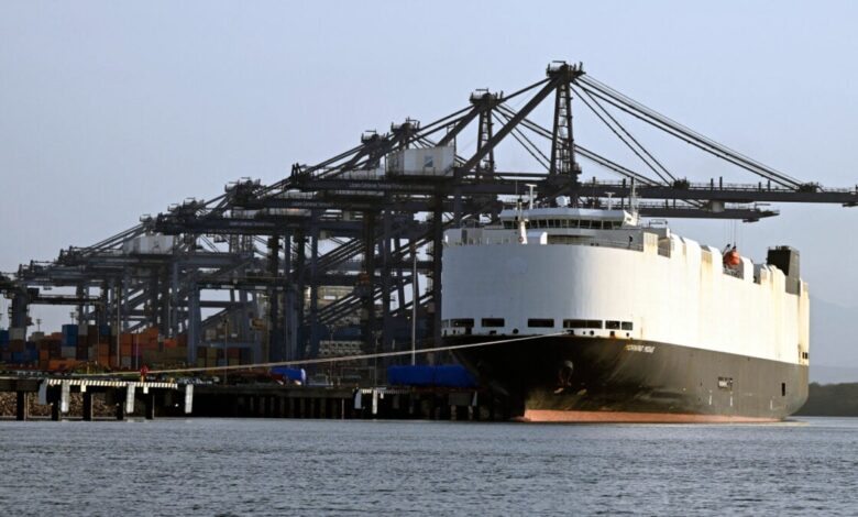 Navio cargueiro com EVs em chamas naufraga no Alasca