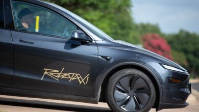 Tesla lança robotáxis em Austin, surpreende com manobras