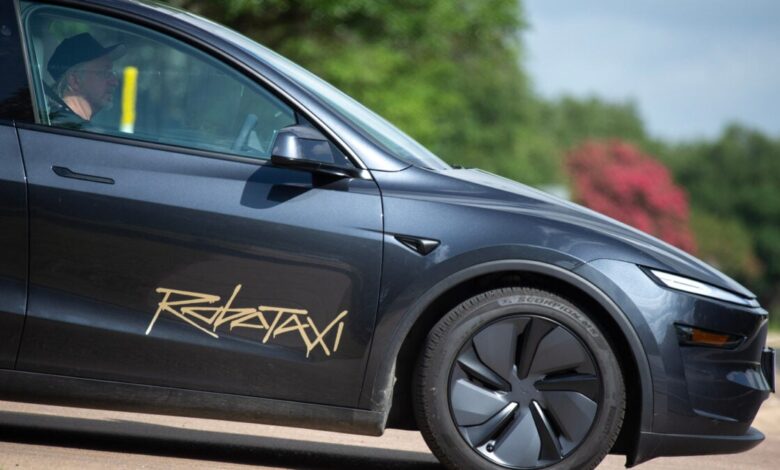 Tesla lança robotáxis em Austin, surpreende com manobras